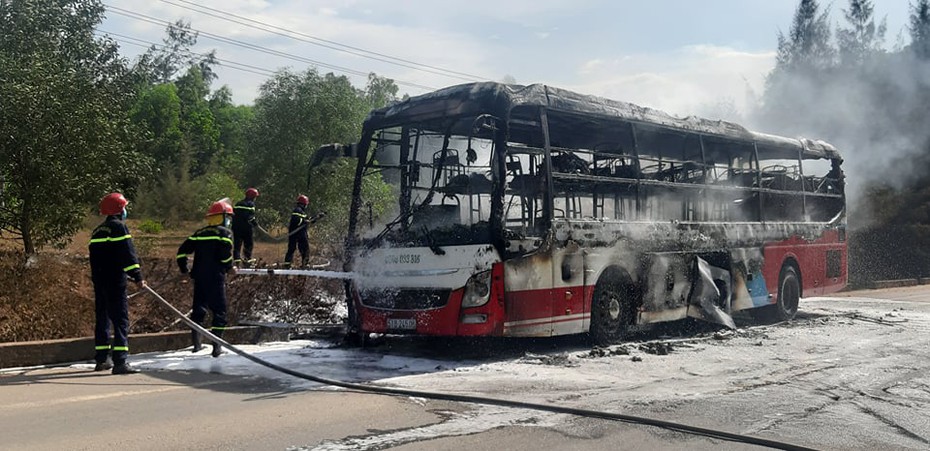 Xe khách bốc cháy dữ dội trên đường, 16 người kịp thoát ra ngoài