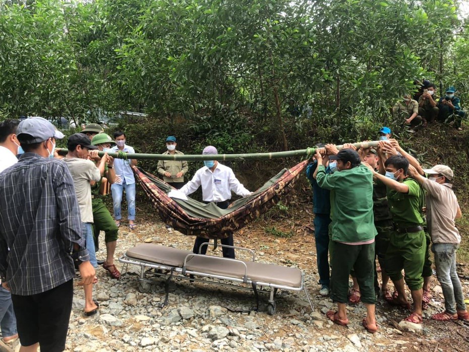 Đưa thi thể nạn nhân đầu tiên tại thủy điện Rào Trăng 3 ra ngoài