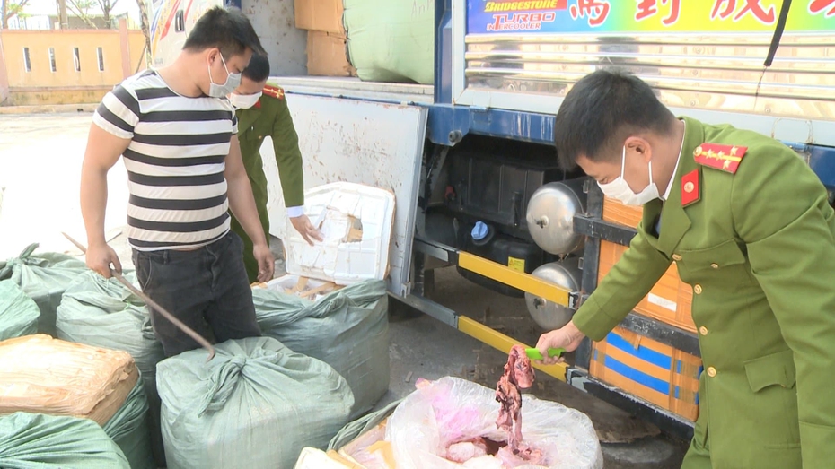 Phát hiện xe ô tô chở gần 1 tấn nội tạng động vật không rõ nguồn gốc