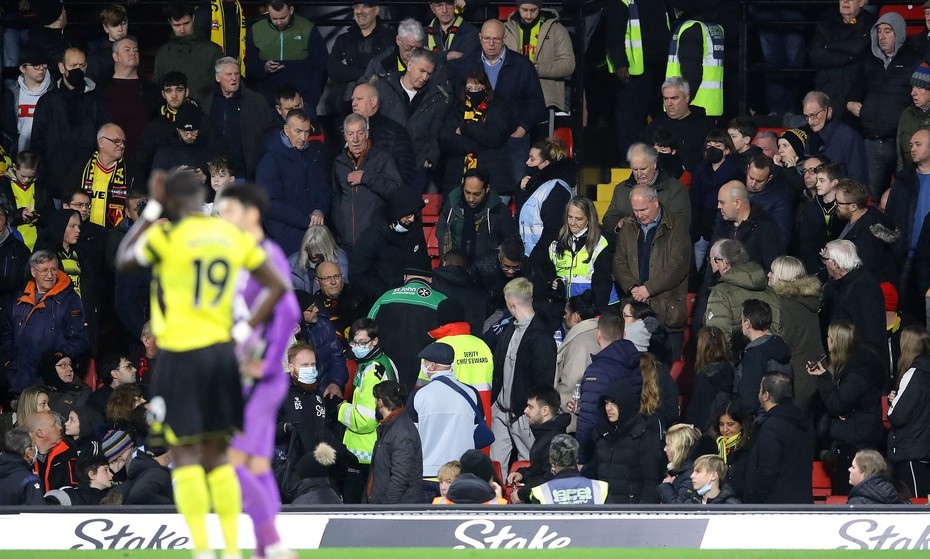 Trận Watford vs Tottenham bị dừng khẩn cấp để cấp cứu cho fan