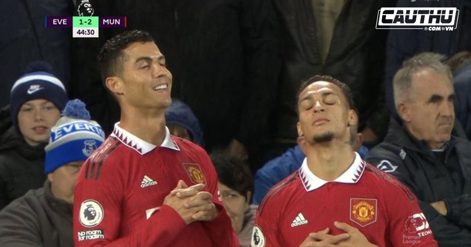 Ronaldo lần đầu ăn mừng theo kiểu mới đánh dấu mốc 700 bàn