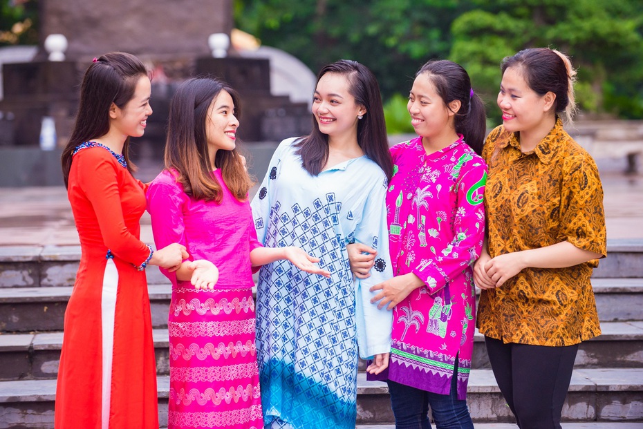 Thanh niên Việt tự hào mặc quốc phục Đông Nam Á dịp kỷ niệm 50 năm thành lập ASEAN