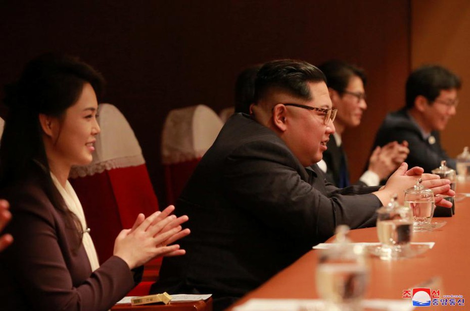 Ông Kim Jong-un dẫn vợ đi xem sao K-pop biểu diễn tại Bình Nhưỡng