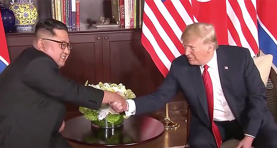 Ông Trump và ông Kim nói gì với nhau khi cùng chụp ảnh?