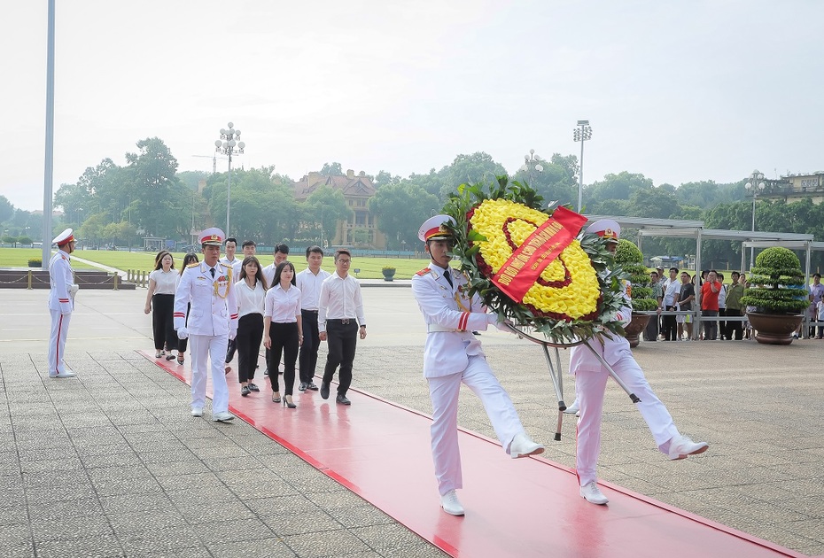 Đoàn đại biểu SSEAYP Việt Nam viếng Lăng Chủ tịch Hồ Chí Minh