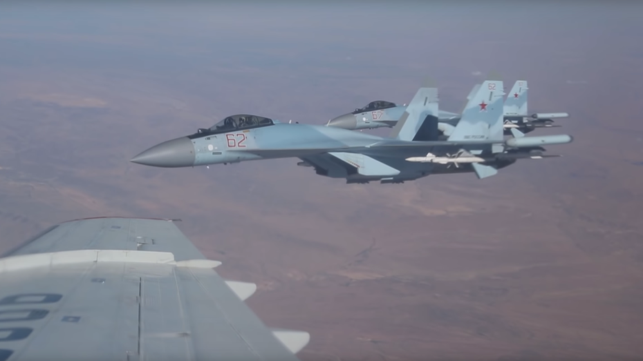 [VIDEO] Xem tiêm kích Su-35 hộ tống Bộ trưởng Quốc phòng Nga qua vùng trời Syria