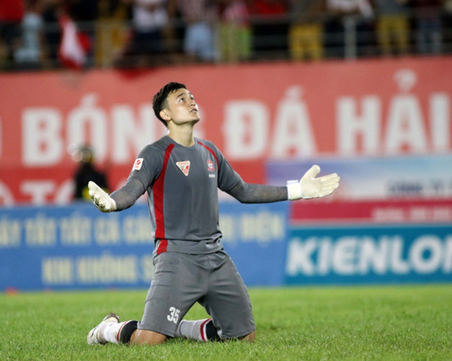 Thủ môn Văn Lâm lên tiếng; Sỹ Mạnh đăng đàn xin lỗi người hâm mộ