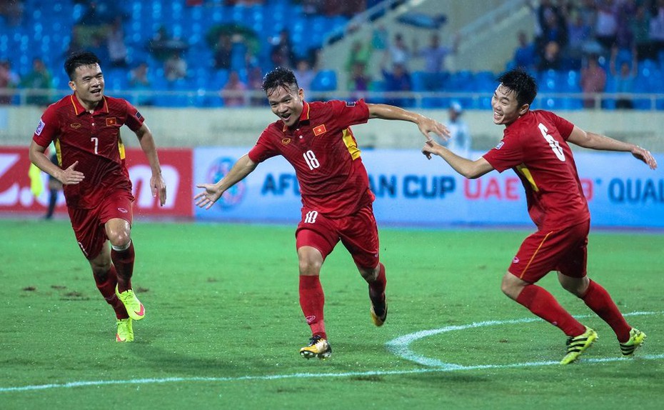 "Tướng" Chung tặng quà, HLV Park Hang-seo gật gù