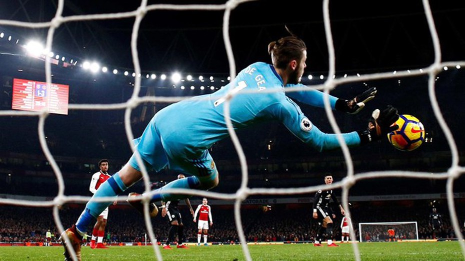 Huyền thoại ra tay, De Gea tụt ngay xuống hạng 7 thế giới