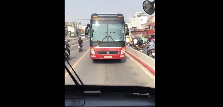 Clip: Đi vào làn đường ngược chiều, xe khách bị xe bus ép lùi giữa cầu Chương Dương