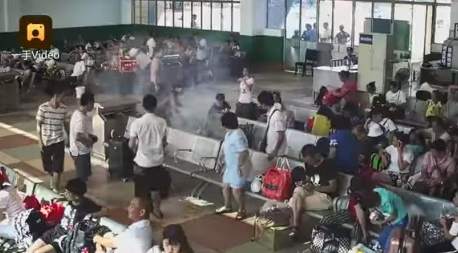 Clip: Điện thoại bỗng dưng bốc cháy, tỏa khói nghi ngút ở ga tàu Trung Quốc
