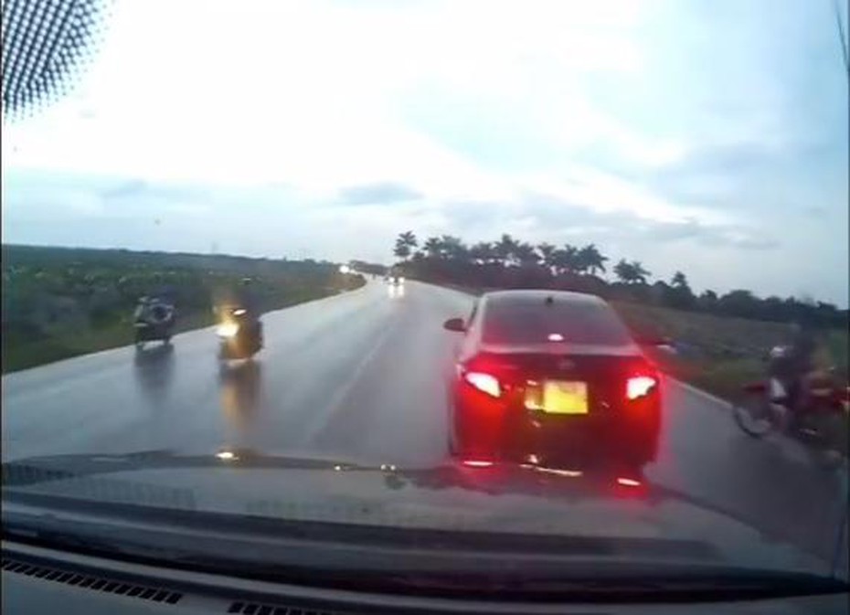 Clip: Tranh cãi quanh chuyện ô tô bỗng dưng phanh gấp giữa đường gây va chạm