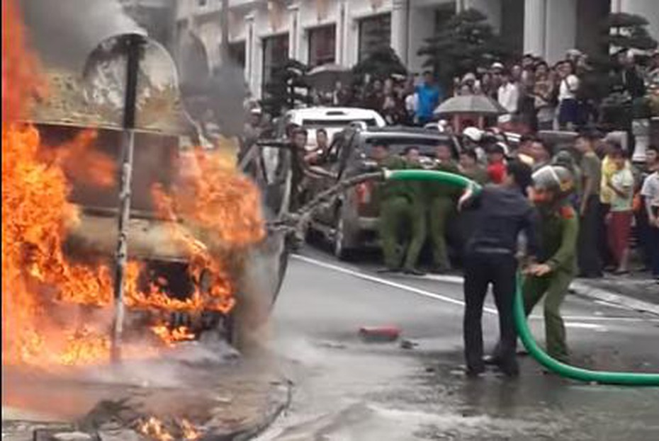 Clip: Xe hút bể phốt thay xe cứu hỏa chữa cháy ở Sapa