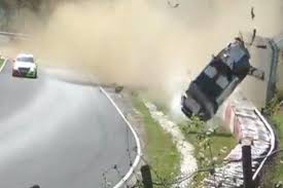 Clip: Porsche trượt bánh, lộn cả chục vòng giữa đường đua