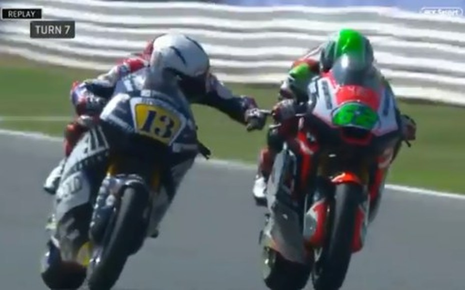 Clip: Romano Fenati đưa tay bóp phanh motor đối thủ giữa đường đua