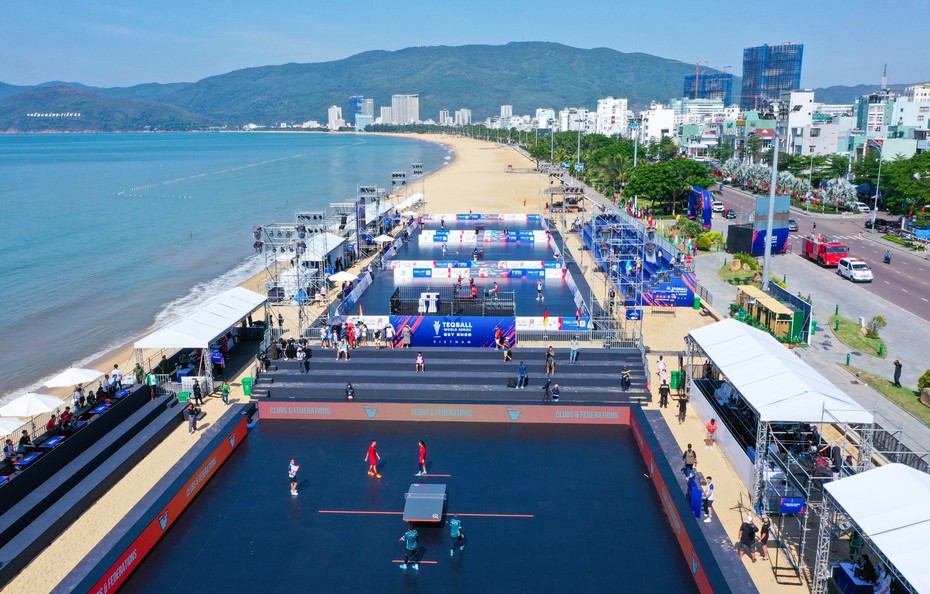 Khán giả “đội nắng” cổ vũ những màn tranh tài giải Teqball thế giới
