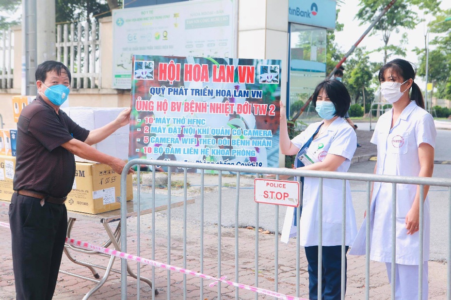 Quỹ phát triển Hoa lan Việt Nam trao trang thiết bị trị giá 1,2 tỷ đồng cho BV Nhiệt đới Trung ương II