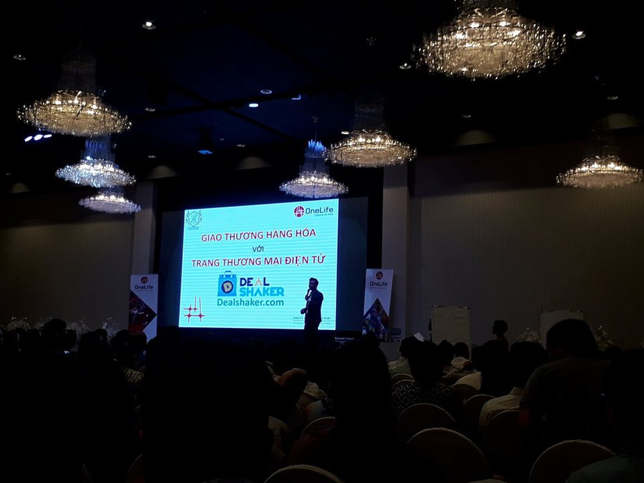 Đầu tư đồng Onecoin: Thoải mái mua hàng trên "trang thương mại trí tuệ" DealShaker?