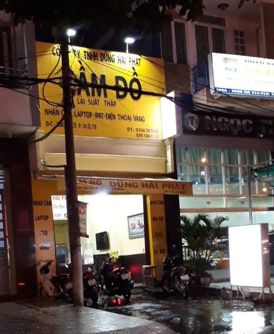 Chủ tiệm cầm đồ tiết lộ những khoản phụ phí đi kèm "lãi suất thấp"