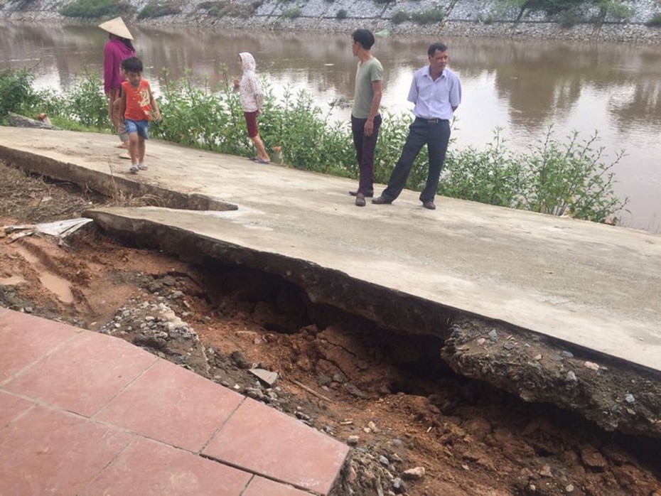 Hà Nội: Đường bê tông bị rạn nứt, sụt lún rất nghiêm trọng