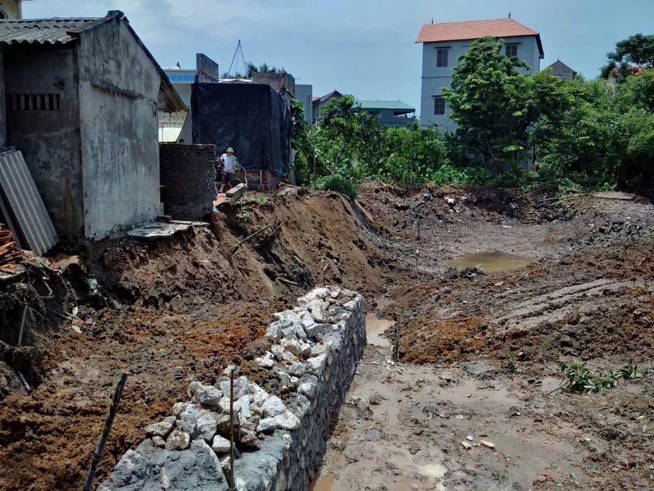 Hà Nội: Ngang nhiên thi công khiến nhà dân bị sạt lở nghiêm trọng