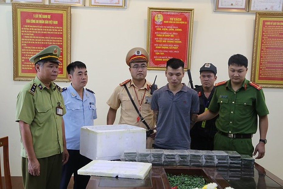 Lạng Sơn: Bắt quả tang đối tượng vận chuyển 39 bánh heroin trên xe khách