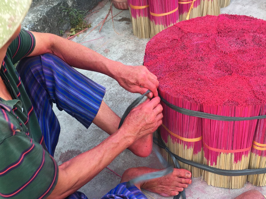 Làng nghề làm tăm hương hơn 100 tuổi “thoi thóp” trong cơn bĩ cực mang tên Covid -19