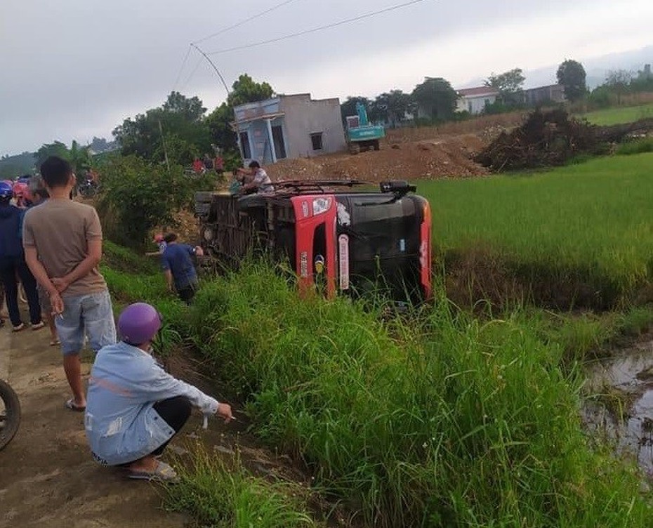 Xe khách lật nghiêng sau khi lao xuống ruộng lúa