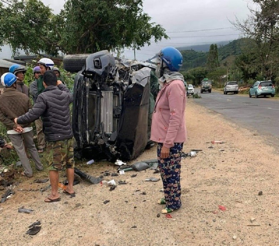 Hai thanh niên thiệt mạng sau cú va chạm với xe ô tô