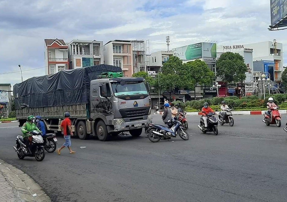 Tai nạn giữa xe tải và xe máy khiến một học sinh tử vong