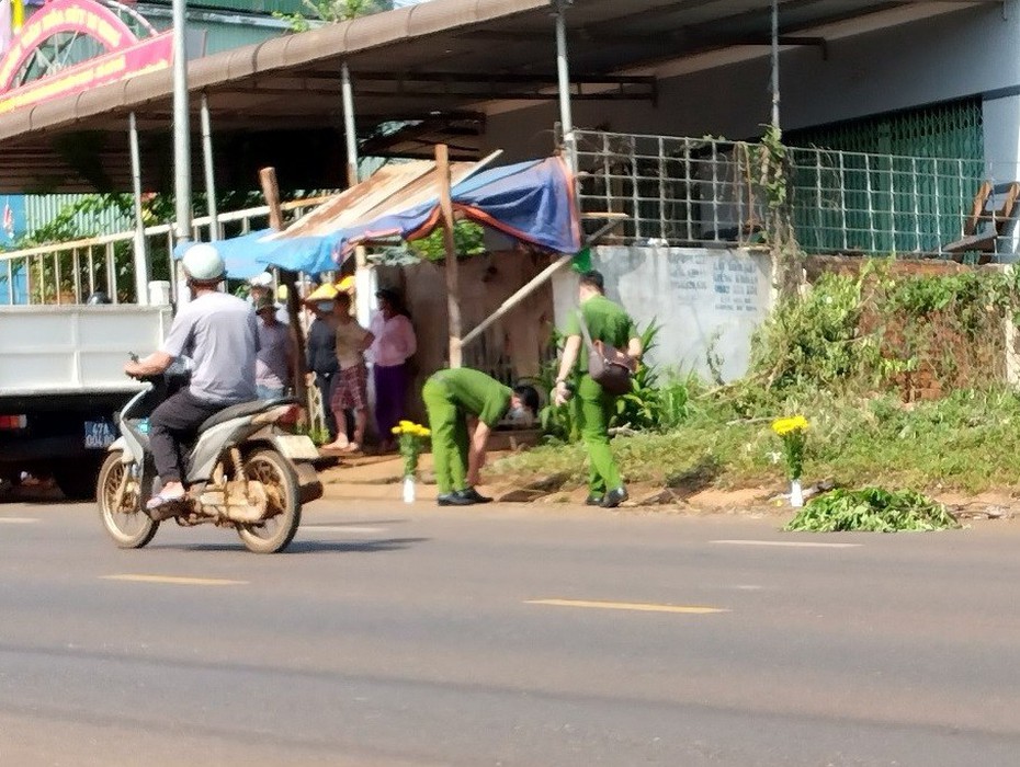 Điều tra nguyên nhân nam sinh lớp 9 tử vong bên đường