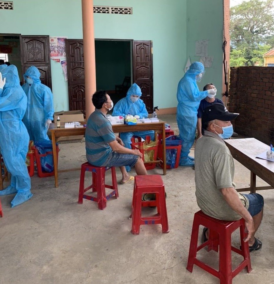 16 người trong thôn mắc Covid-19: Tạm đình chỉ công tác chủ tịch xã