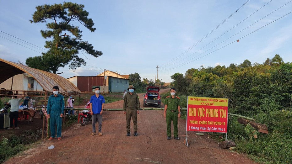 Lập biên bản thanh niên vượt suối, vào khu phong tỏa thăm người yêu