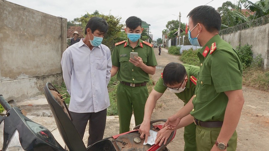 Khởi tố người phụ nữ giấu ma túy trong xe máy để gài bẫy chồng