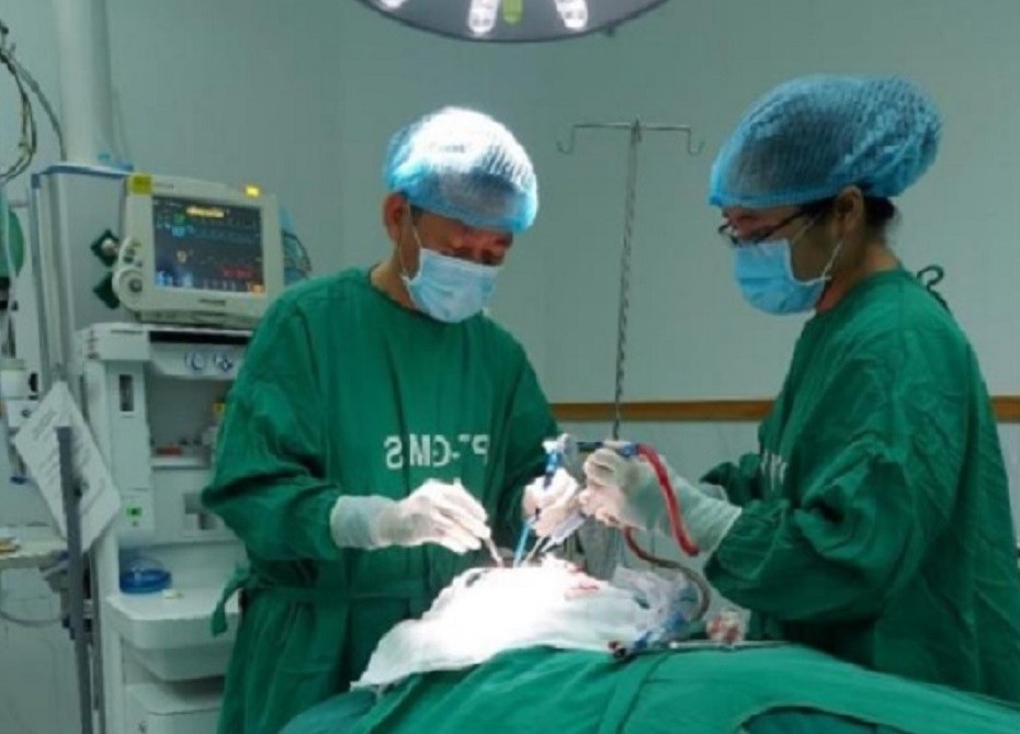 Phẫu thuật cứu sống bệnh nhân bị cây gỗ găm lún vào sọ