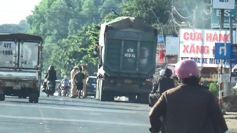 Xe chở cát quá tải “lộng hành” trên quốc lộ - Bài 2: Tài xế chở vượt tải trọng trên 150%