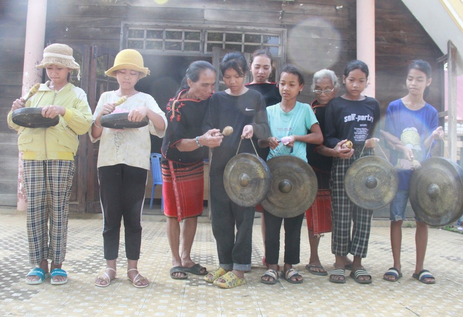Đắk Lắk: Truyền dạy cồng chiêng cho người dân buôn làng