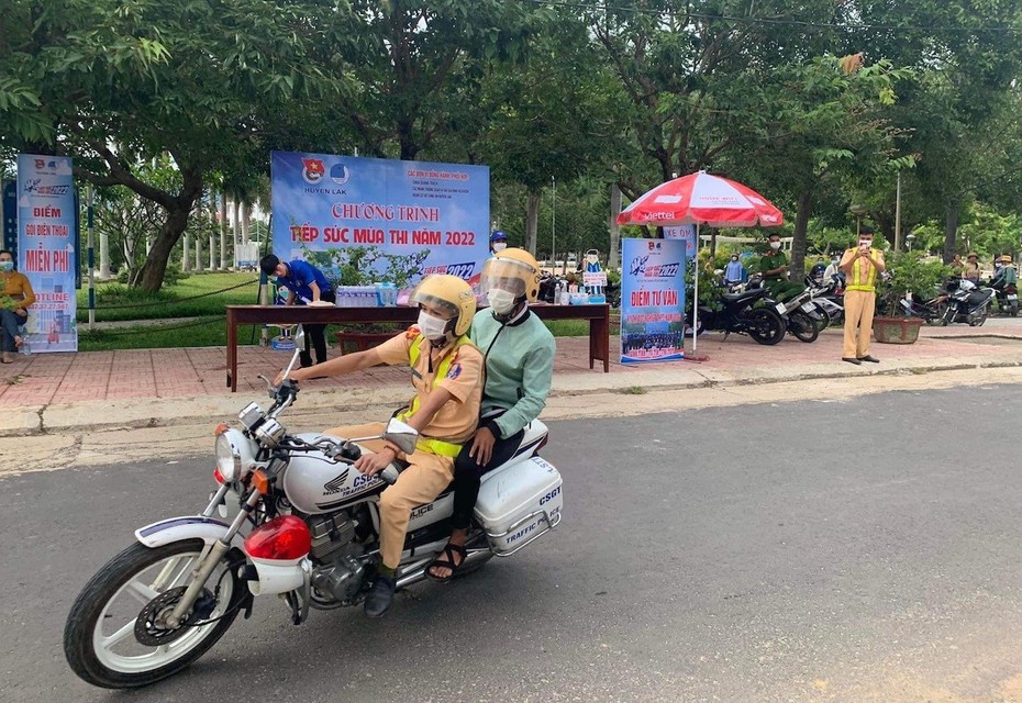 Đắk Lắk: CSGT dùng xe đặc chủng hỗ trợ đưa thí sinh đến điểm thi