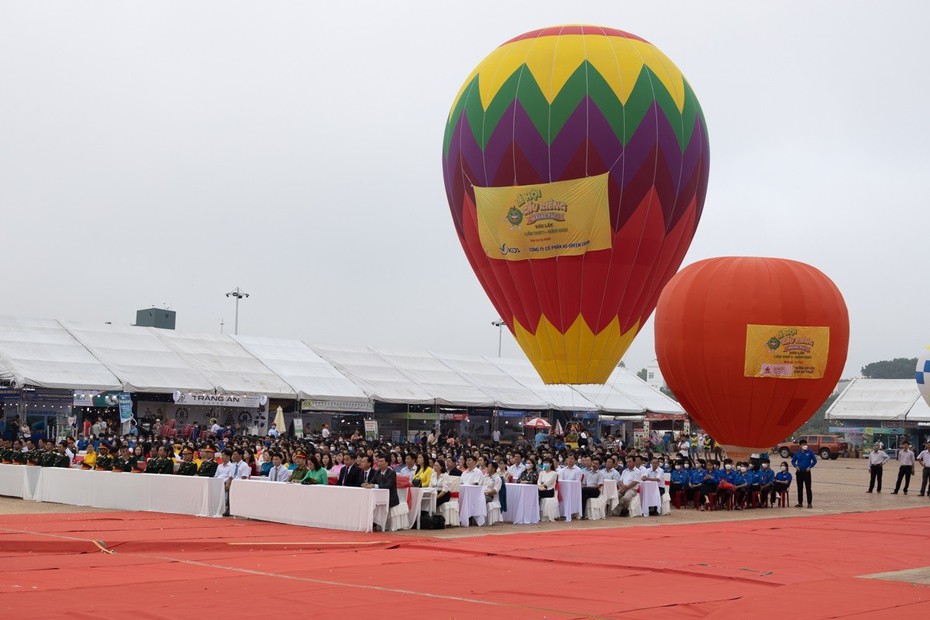 Hàng nghìn du khách đổ về lễ hội sầu riêng để ngắm khinh khí cầu
