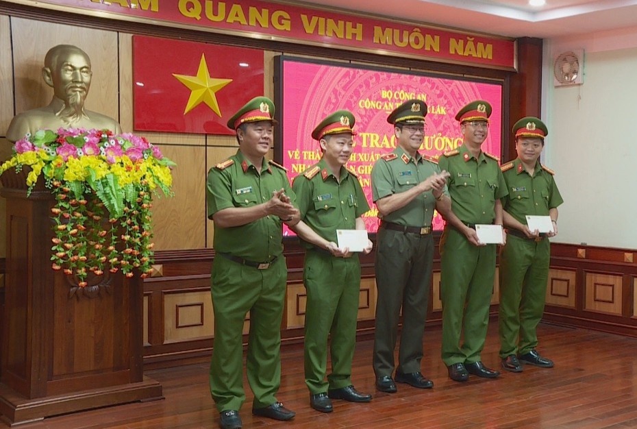 Thưởng nóng 3 đơn vị tham gia bắt đối tượng gây án sau 3 ngày ra tù