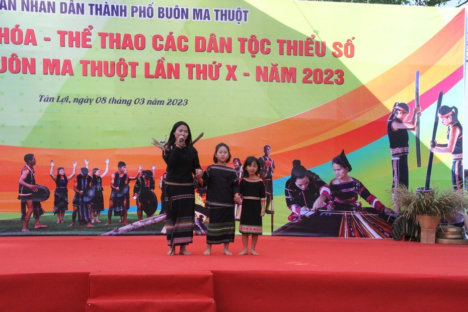 Cho học sinh tại Tp.Buôn Ma Thuột nghỉ học để tham gia Lễ hội Cà phê