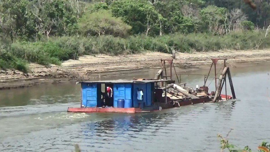 Vụ lấn chiếm rừng đặc dụng, tập kết cát trái phép: Dùng tàu không đăng ký đăng kiểm để nạo vét