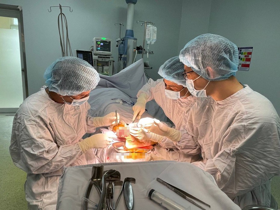 Phẫu thuật cứu người đàn ông bị máy cắt cỏ cắt gần lìa bàn chân