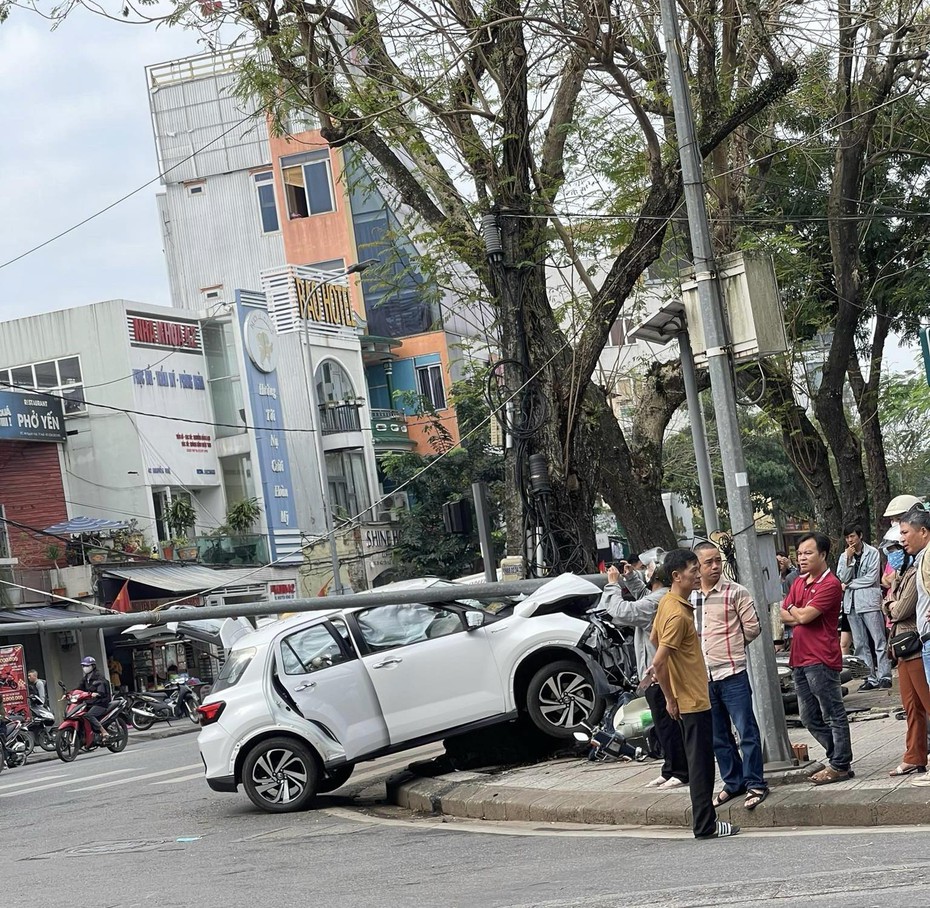 Huế: Cụ ông 80 tuổi lái ô tô tông đổ cột đèn chiếu sáng