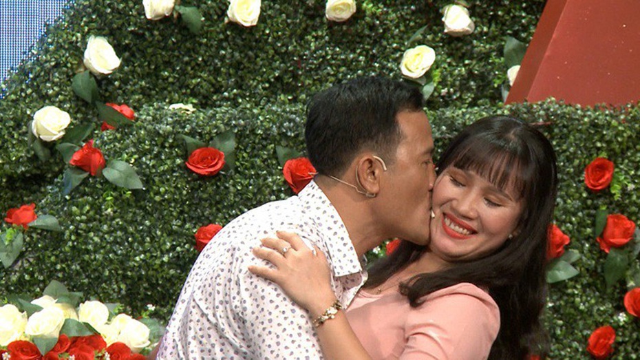 Video: Cặp đôi chưa cần bấm nút đã thơm má gây sốt “Bạn muốn hẹn hò”