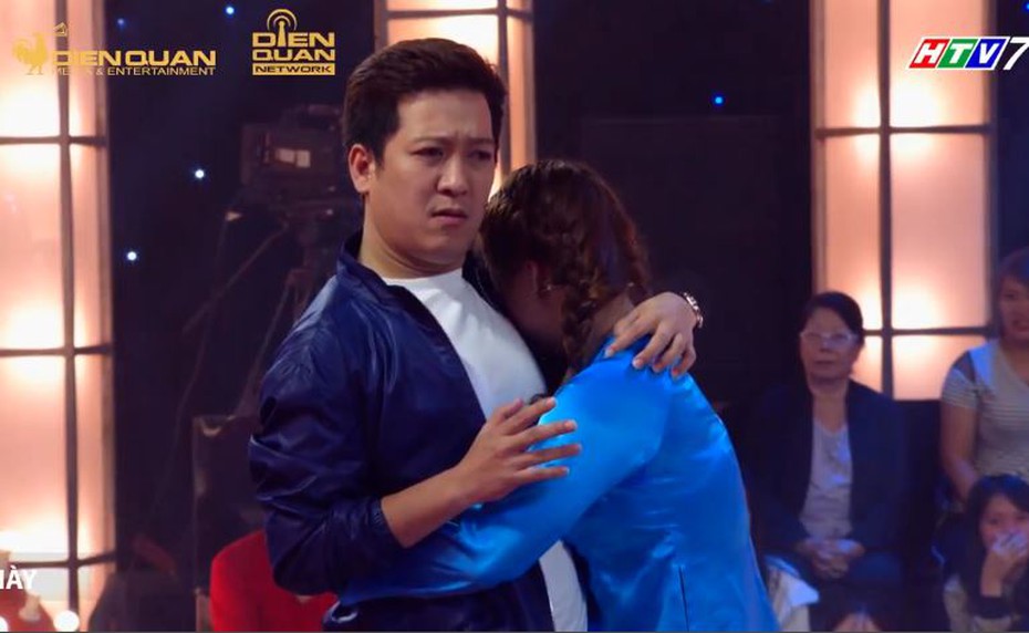 Video: Cô gái trẻ ôm Trường Giang khóc nức nở tại "Thách thức danh hài"