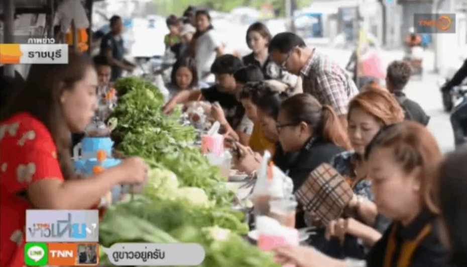 Video: Buffet rau sạch kéo dài tám mét tại vỉa hè Thái Lan