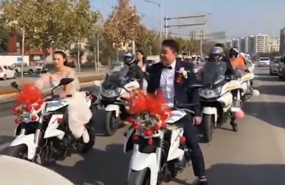 Video: Cô dâu tự lái xe máy theo chú rể về dinh