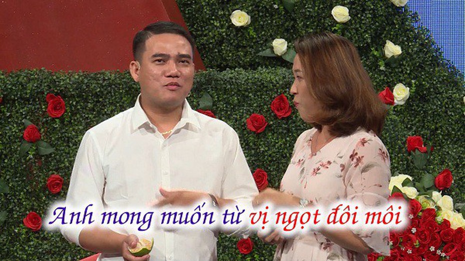 Video: Cặp đôi vô tư thể hiện tình cảm trong show hẹn hò mà không cần mai mối