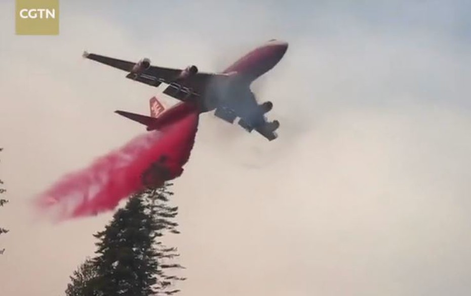 Video: Cận cảnh máy bay Boeing 747 chữa cháy rừng ở California